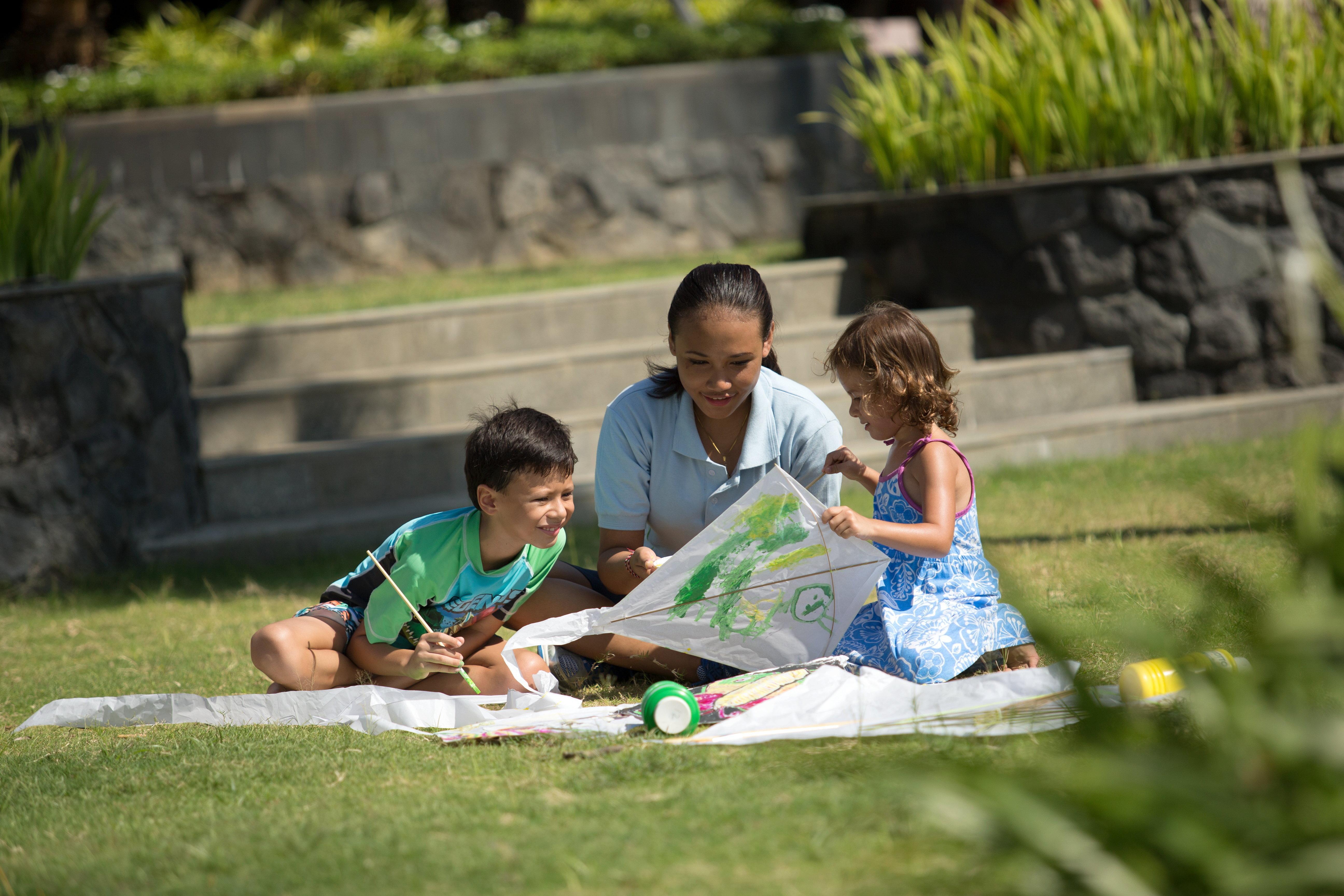 Holiday Inn Resort Bali Nusa Dua By Ihg Exterior photo A nanny with two children