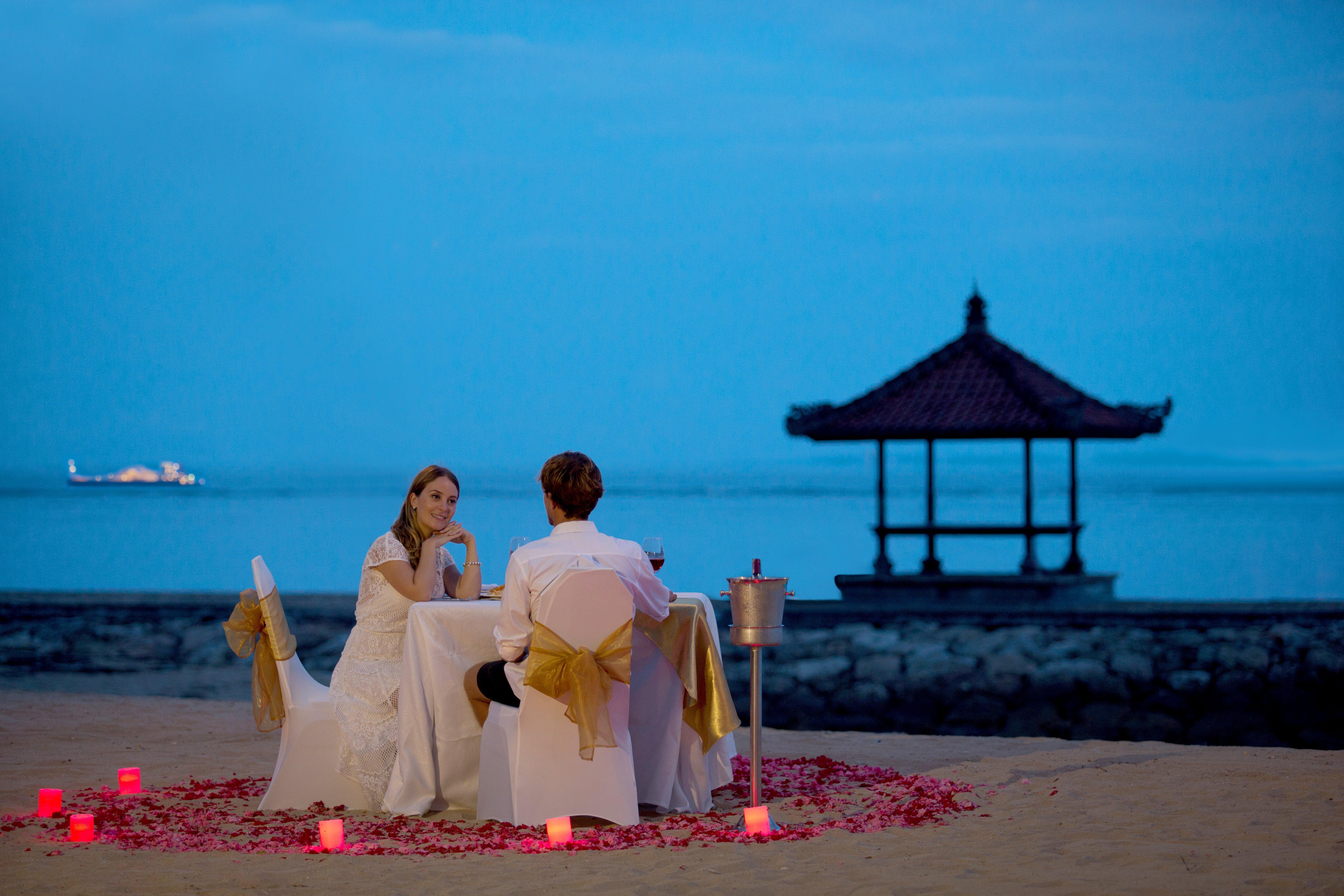 Holiday Inn Resort Bali Nusa Dua By Ihg Exterior photo A romantic dinner at the beach