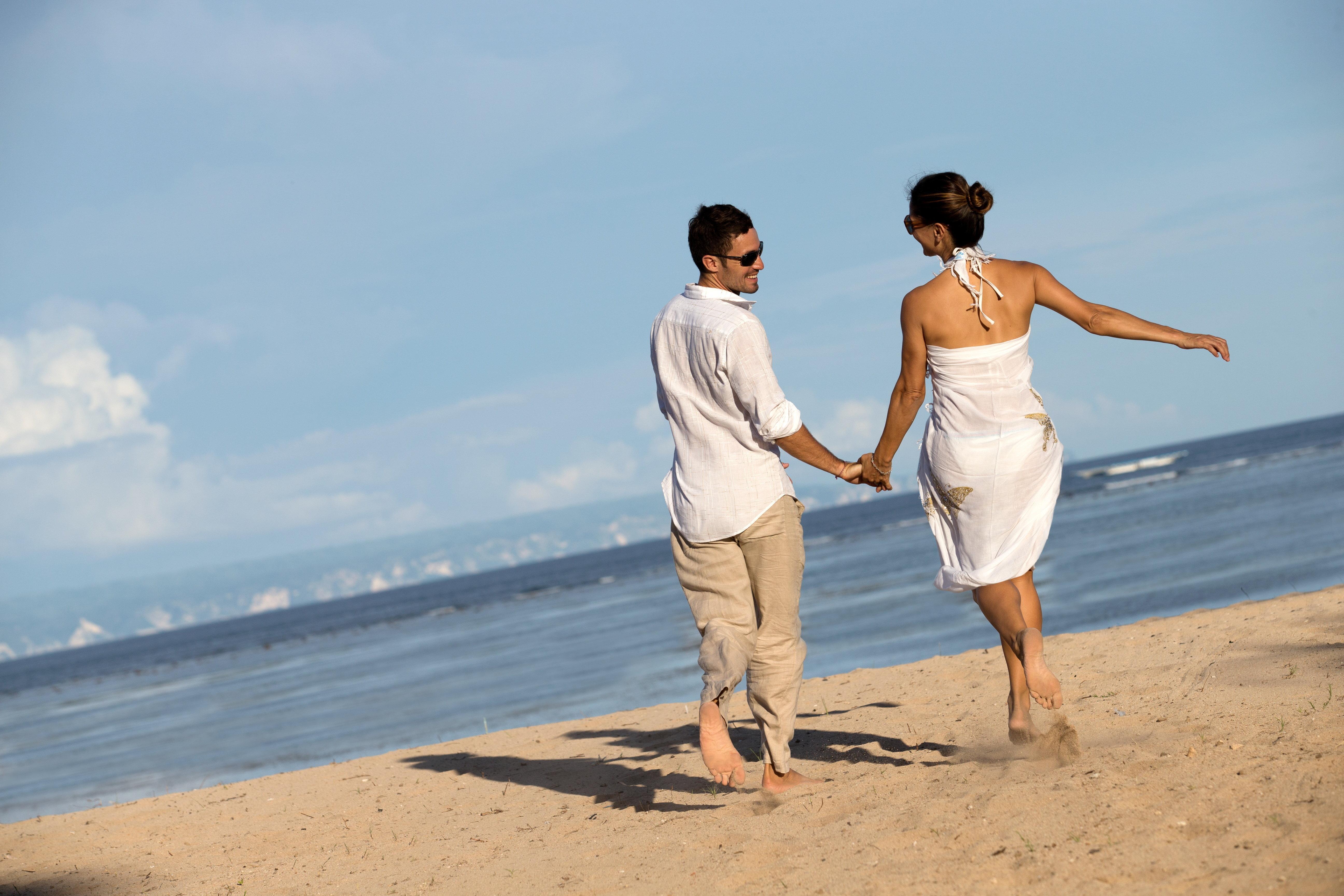 Holiday Inn Resort Bali Nusa Dua By Ihg Exterior photo A couple walking on a beach