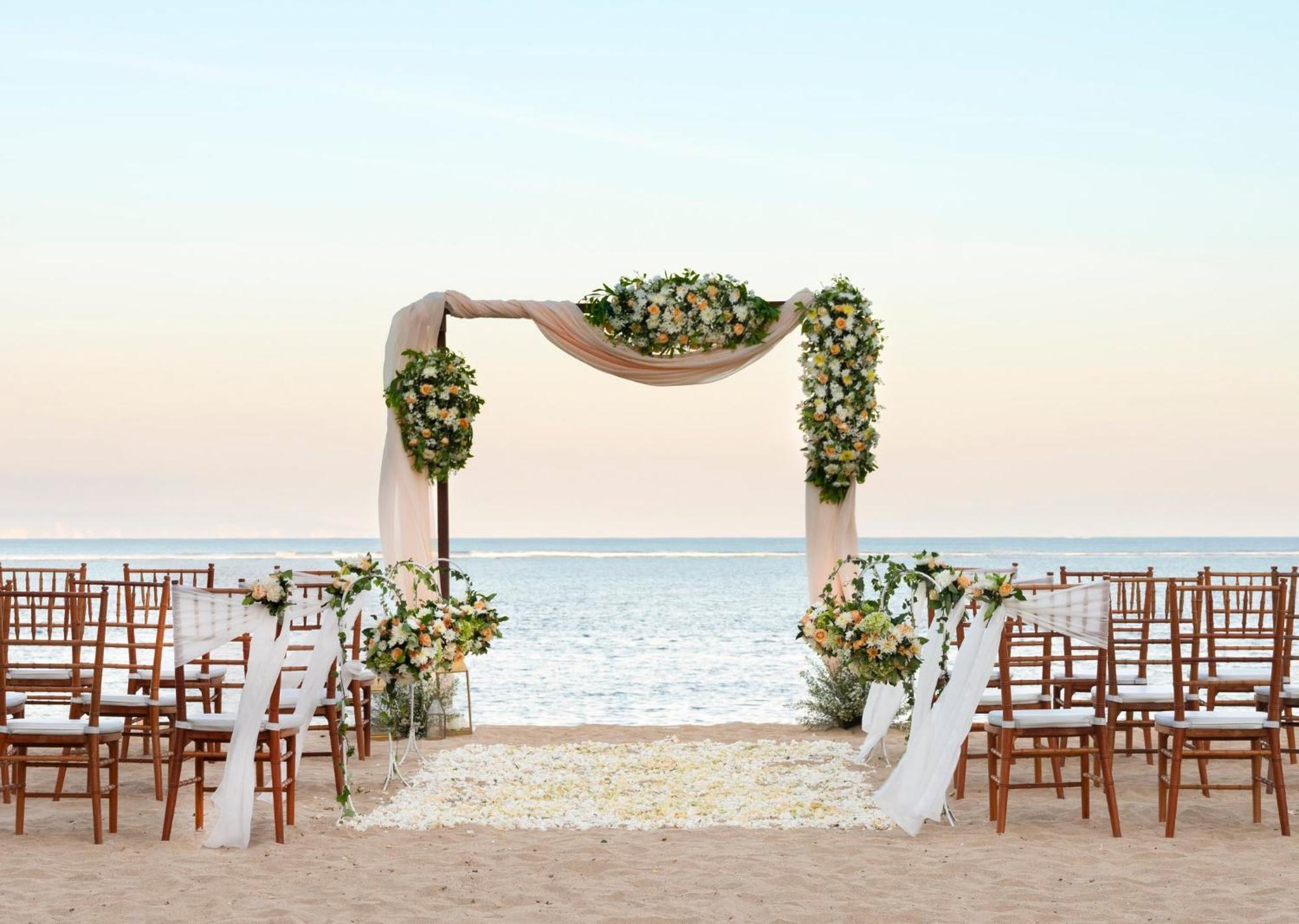 Holiday Inn Resort Bali Nusa Dua By Ihg Exterior photo A beach wedding
