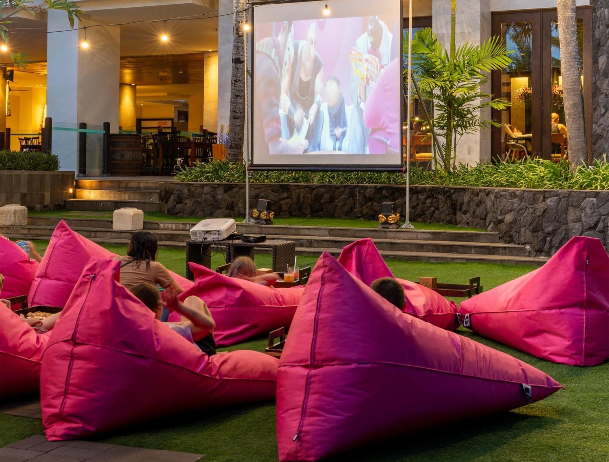 Holiday Inn Resort Bali Nusa Dua By Ihg Exterior photo Outdoor cinema in Bali, Indonesia