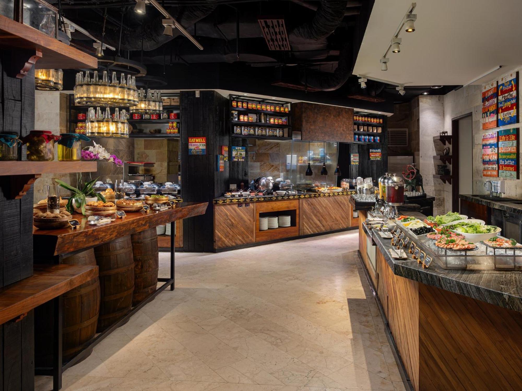 Holiday Inn Resort Bali Nusa Dua By Ihg Exterior photo The buffet at the restaurant