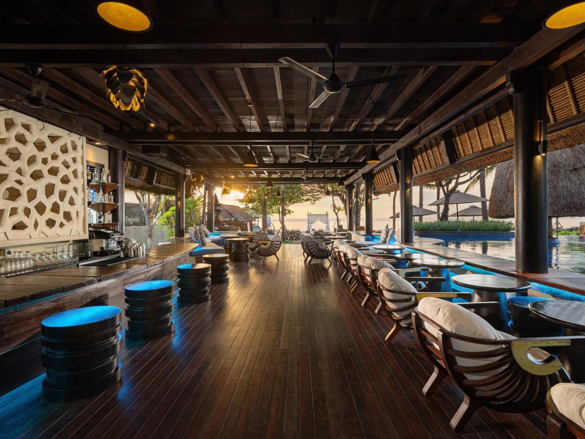 Holiday Inn Resort Bali Nusa Dua By Ihg Exterior photo The interior of the bar